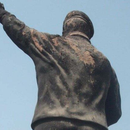 Prendieron fuego una estatua de Chávez