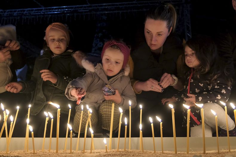 Un grupo de personas enciende velas para honrar a las víctimas de la masacre del miércoles en Cetiña, en Podgorica, Montenegro, el jueves 2 de enero de 2025. (AP Foto/Risto Bozovic)