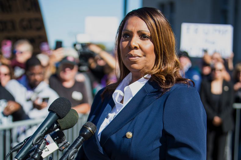 La fiscal general de Nueva York, Letitia James, habla después de declararse inocente frente al Tribunal de Distrito el viernes 24 de octubre de 2025, en Norfolk, Virginia (AP Foto/John Clark)