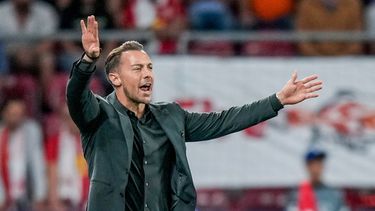 ARCHIVO - Matthias Jaissle, entrenador del Salzburg, da instrucciones a sus jugadores durante un partido de la Liga de Campeones entre RB Salzburg y AC Milan, en el estadio de Salzburg, el 6 de septiembre de 2022, en Salzburgo, Austria. (AP Foto/Florian Schroetter, Archivo)