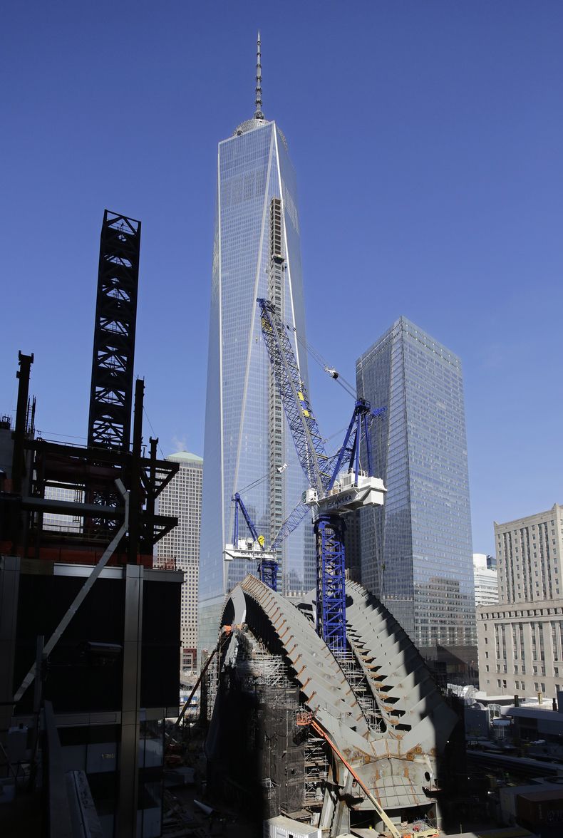 Gr&uacute;as de construcci&oacute;n en el centro de transporte del World Trade Center el jueves 27 de marzo de 2014 en Nueva York. Se espera que el centro se inaugure en. La torre One World Trade Center est&aacute; en la parte trasera. El jefe de segurida