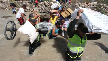 Colombianos abandonan Venezuela ante crisis fronteriza
