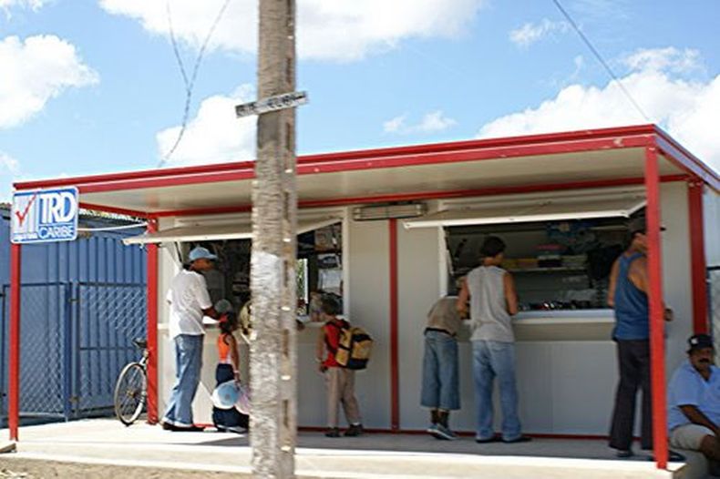 Los clientes se los llevan así mismo porque no hay otra cosa que comprar.