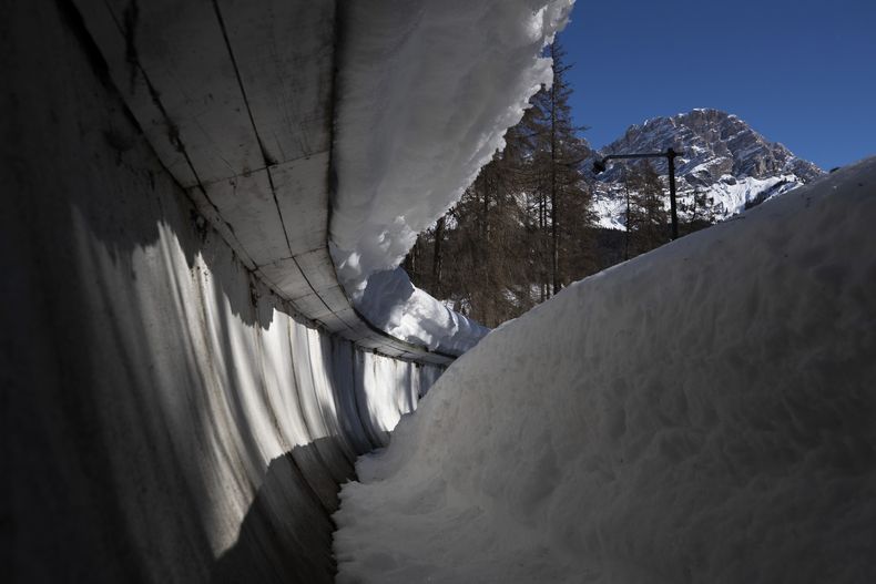 ARCHIVO - Imagen del 17 de febrero del 2021 dentro de la pista de bobsled en Cortina dAmpezzo, Itaila. El viernes 2 de febrero del 2024, los organizadores de los Juegos Olímpicos de Invierno 2026 firman acuerdo para reconstruir la pista. (AP Foto/Gabriele Facciotti, Archivo)