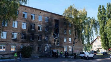 Policías miran a una escuela dañada por un ataque ruso de dron en Kiev, Ucrania, el jueves 1 de jueves de octubre de 2026. (AP Foto/Evgeniy Maloletka)