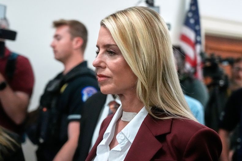 La exsecretaria de Justicia de Estados Unidos, Pam Bondi, llaga para declarar en el edificio de oficinas Rayburn House en el Capitolio, el viernes 29 de mayo de 2026, en Washington. (AP Foto/Manuel Ceneta)
