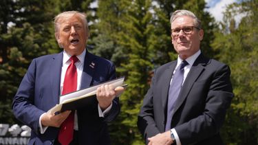 El presidente de Estados Unidos Donald Trump se reúne con el primer ministro del Reino Unido, Keir Starmer, en el marco del G7, el lunes 16 de junio de 2025, en Kananaskis, Canadá. (AP Foto/Mark Schiefelbein)