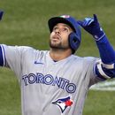 George Springer, de los Azulejos de Toronto, festeja tras conectar un jonrón de dos carreras en el encuentro del viernes 5 de mayo de 2023, ante los Piratas de Pittsburgh (AP Foto/Gene J. Puskar)