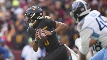El quarterback de los Commanders de Washington Jayden Daniels corre con el balón superando a la defensiva de los Titans de Tennessee en el encuentro del domingo primero de diciembre del 2024. (AP Foto/Matt Slocum)