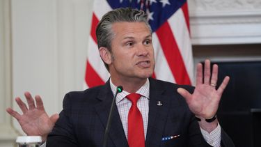 El secretario de Defensa de Estados Unidos, Pete Hegseth, habla durante una mesa redonda sobre cárteles criminales con el presidente estadounidense Donald Trump en el Comedor de Estado de la Casa Blanca, el jueves 23 de octubre de 2025, en Washington. (Foto AP/Evan Vucci)