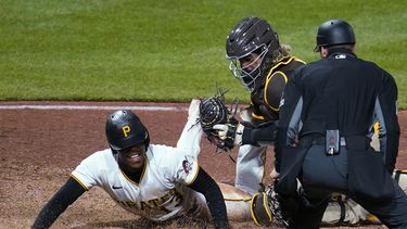 Hayes conduce a Piratas a victoria ante Padres en 10 innings