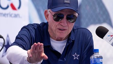 El dueño de los Cowboys de Dallas Jerry Jones habla en conferencia de prensa en el primer día de los entrenamientos del equipo el martes 28 de julio del 2026. (AP Foto/Mark J. Terrill)