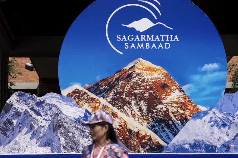 Una voluntaria espera para recibir a los participantes en la jornada inaugural de la confenrencia medioambiental Sagarmatha Sambaad (Diálogo Monte Everest Dialogue) en el hotel Soaltee, en Katmandú, Nepal, el 16 de mayo de 2025. (AP Foto/Niranjan Shrestha)estha)