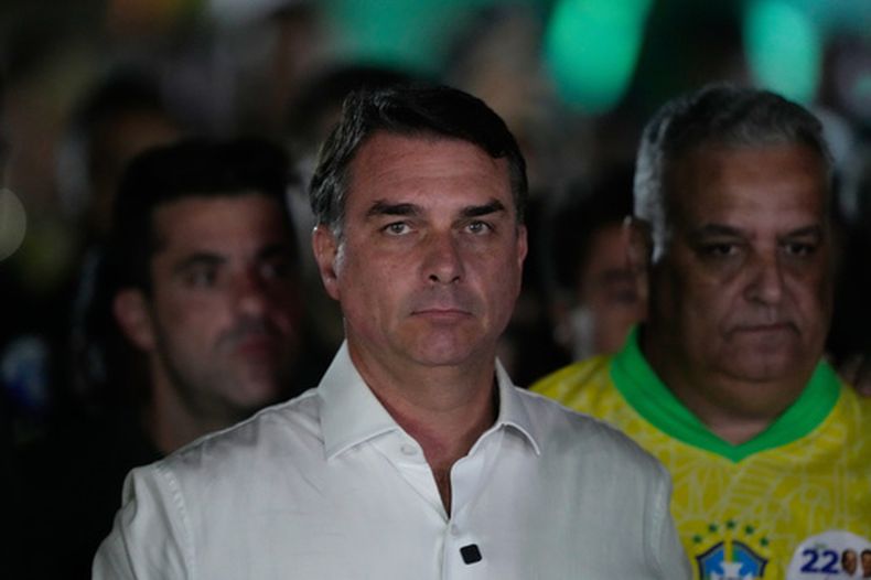 El candidato presidencial de oposición, el senador Flávio Bolsonaro, llega a su evento de la noche de la elección tras la segunda vuelta presidencial en Brasilia, Brasil, el domingo 25 de octubre de 2026. (AP Foto/Eraldo Peres)