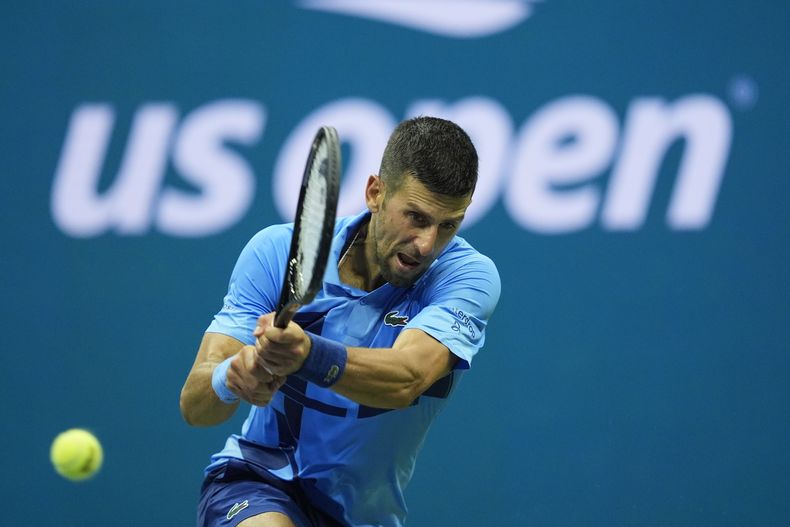 Novak Djokovic devuelve ante Radu Albot en la primera ronda del Abierto de Estados Unidos, el lunes 26 de agosto de 2024, en Nueva York. (AP Foto/Matt Rourke)