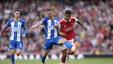 Alexis Mac Allister, izquierda, del Brighton, disputa un balón con Reiss Nelson, de Arsenal, durante un partido de fútbol de la Liga Premier de Inglaterra entre Arsenal y Brighton and Hove Albion, en el estadio Emirates, en Londres, el domingo 14 de mayo de 2023. Mac Allister se une al Liverpool. (AP Photo/Kirsty Wigglesworth)