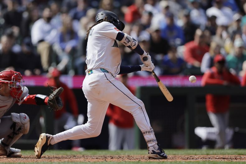 J.P. Crawford, de los Marineros de Seattle, pega un sencillo de dos carreras en el juego ante los Angelinos de Los Ángeles, el miércoles 30 de abril de 2025 (AP Foto/John Froschauer)