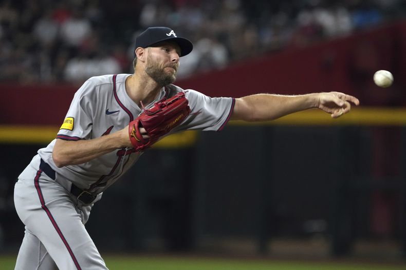 El lanzador de los Bravos de Altanta, Chris Sale lanza ante los Diamondbacks de Arizona durante el primer episodio de un juego de béisbol, el martes 9 de julio de 2024, en Phoenix. (AP Foto/Rick Scuteri)