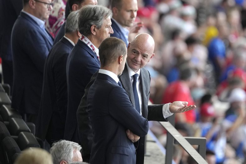 El presidente de la FIFA Gianni Infantino conversa con su homólogo de la UEFA Aleksander Ceferin antes de un partido de la Eurocopa entre Suiza e Italia, el sábado 29 de junio de 2024 (AP Foto/Markus Schreiber)