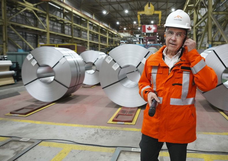 El primer ministro electo de Canadá Mark Carney en la planta metalúrgica ArcelorMittal Dofasco en Hamilton, Ontario, el 12 de marzo del 2025. (Nathan Denette/The Canadian Press via AP)