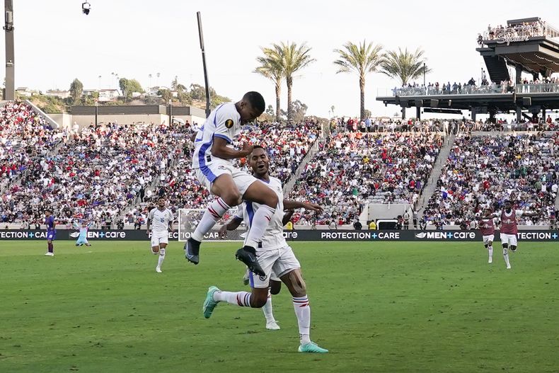 El defensa de Panamá Ivan Anderson celebra con su compañero Ismael Díaz el gol de su equipo en el encuentro de semifinales de la Copa Oro CONCACAF ante Estados Unidos el miércoles 12 de julio del 2023. (AP Foto/Gregory Bull)