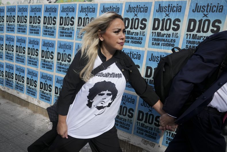 Veronica Ojeda, la ex pareja de Diego Maradona, llega al tribunal para el primero del juicio por homicidio por negligencia al personal médico que atendió a Maradona, el martes 11 de marzo de 2025, en las afueras de Buenos Aires, Argentina. (AP Foto/Natacha Pisarenko)