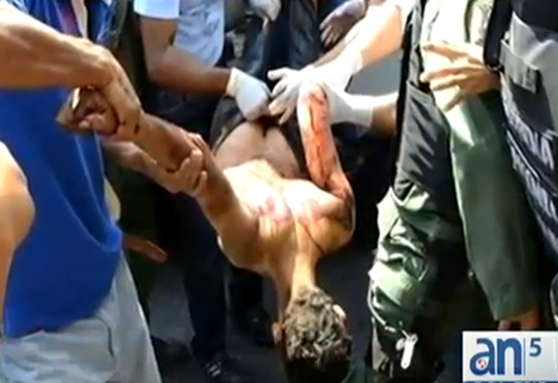 Los incidentes se produjeron cuando los manifestantes exigían la liberación de dos jóvenes en las puertas de la Fiscalía General de Venezuela. Después de la balacera llegó la represión de la Guardia Nacional. Hay 30 detenidos. Más temprano, dirigentes ant