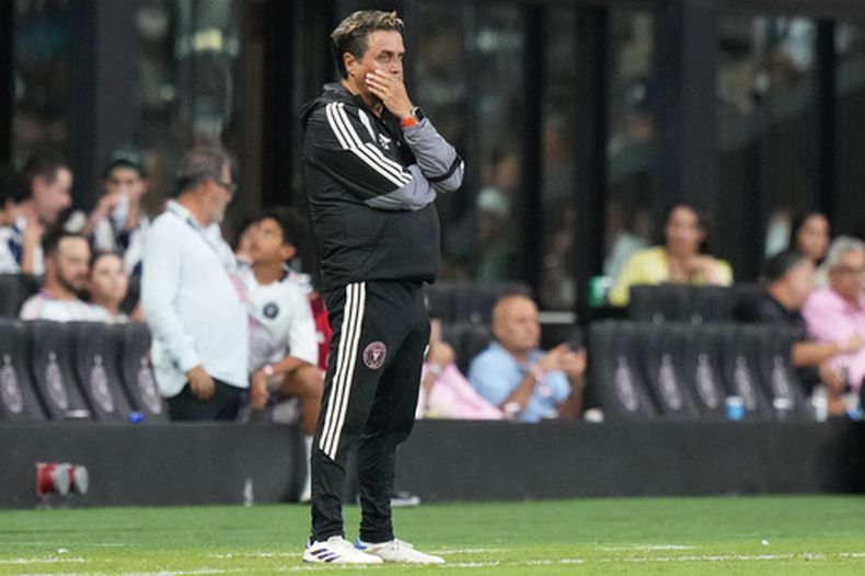 El argentino Guillermo Hoyos, del Inter Miami, observa el encuentro de la Leagues Cup ante Monterrey, el sábado 8 de agosto de 2025 (AP Foto/Lynne Sladky)