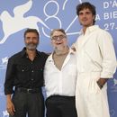 Oscar Isaac, de izquierda a derecha, el director Guillermo del Toro y Jacob Elordi posan en la sesión fotográfica de la película Frankenstein durante la 82a edición del Festival de Cine de Venecia en Venecia, Italia, el sábado 30 de agosto de 2025. (Foto Alessandra Tarantino/Invision/AP)