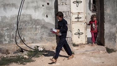 americateve | Abdo al-Fikri camina a la escuela desde su casa en la villa de Madaya, en la provincia de Idlib, Siria, el domingo 29 de septiembre de 2013. (Foto AP)