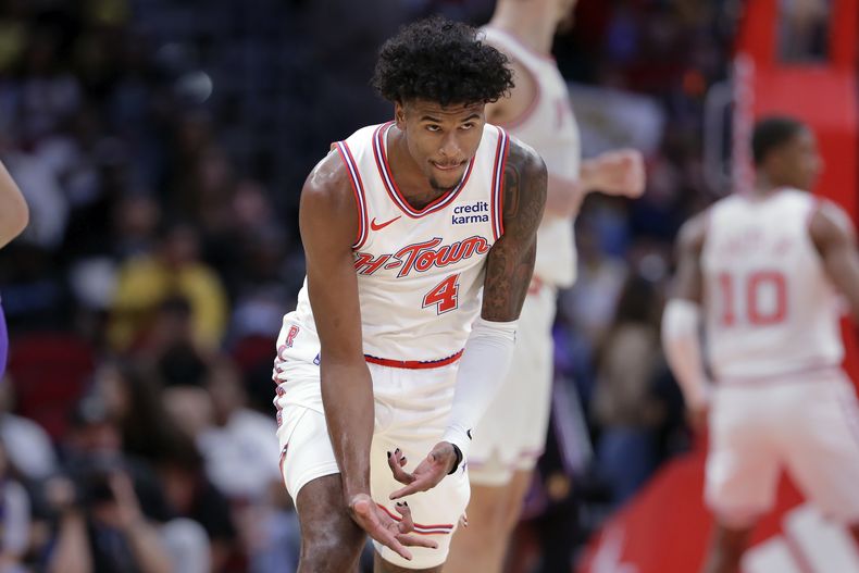 Jalen Green, base de los Rockets de Houston, festeja luego de embocar un tiro de tres puntos ante los Lakers de Los Ángeles, en el encuentro del miércoles 8 de noviembre de 2023 (AP Foto/Michael Wyke)