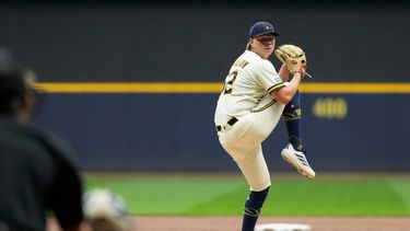 Kyle Harrison, de los Cerveceros de Milwaukee, lanza en el duelo ante los Piratas de Pittsburgh, el miércoles 5 de agosto de 2026 (AP Foto/Aaron Gash)