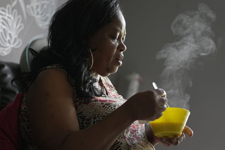 Sadie James desayuna en su casa el miércoles 12 de julio de 2023, en Londres. Su mayor temor es que la echen de su casa por no poder pagar la renta. (AP Foto/Kin Cheung)