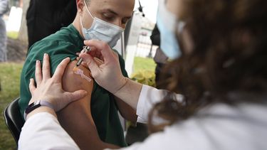 Cientos de hospitales en EEUU vacunan a su personal