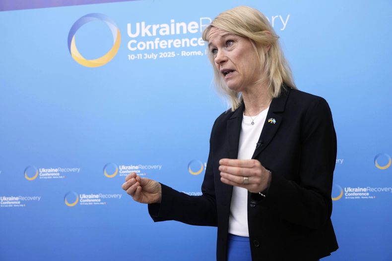 La representante del ACNUR para Ucrania, Karolina Lindholm, en entrevista con The Associated Press en la Conferencia sobre la Recuperación de Ucrania en el centro de convenciones de La Nuvola en Roma, el viernes 11 de julio de 2025. (AP Foto/Gregorio Borgia)