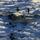 En esta imagen, distribuida por la Guardia Costera de Estados Unidos el 7 de febrero de 2025, se muestra una pequeña avioneta estrellada en el oeste de Alaska. (Guardia Costera de EEUU vía AP)