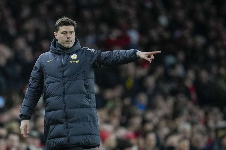 El técnico de Chelsea Mauricio Pochettino dando instrucciones durante el partido contra Arsenal en la Liga Premier, el martes 23 de abril de 2024. (AP Foto/Kin Cheung)