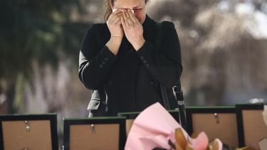 Una mujer llora al ver las fotos de las víctimas de un enorme incendio en una discoteca de la ciudad de Kocani, Macedonia del Norte, el jueves 20 de marzo de 2025. (AP Foto/Armin Durgut)