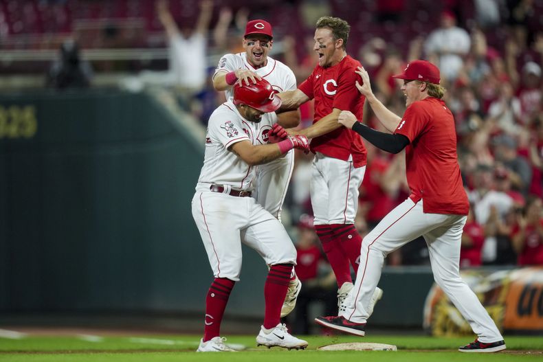 Chrisitan Encarnación-Strand (abajo a la izquierda) festeja con sus compañeros luego de batear un sencillo en el noveno inning del juego ante los Marineros de Seattle, el martes 5 de septiembre de 2023 (AP Foto/Aaron Doster)