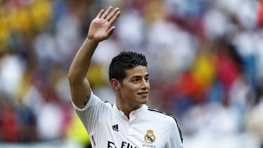 americateve | El jugador colombiano James Rodr&iacute;guez saluda en su presentaci&oacute;n con el Real Madrid el 22 de julio de 2014 en Madrid. (AP Photo/Daniel Ochoa de Olza, File)