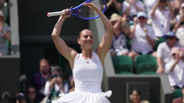 La ucraniana Marta Kostyuk baila en celebración al vencer a la estadounidense Ashlyn Krueger en la cuarta ronda de Wimbledon el lunes 6 de julio del 2026. (AP Foto/Brian Inganga)