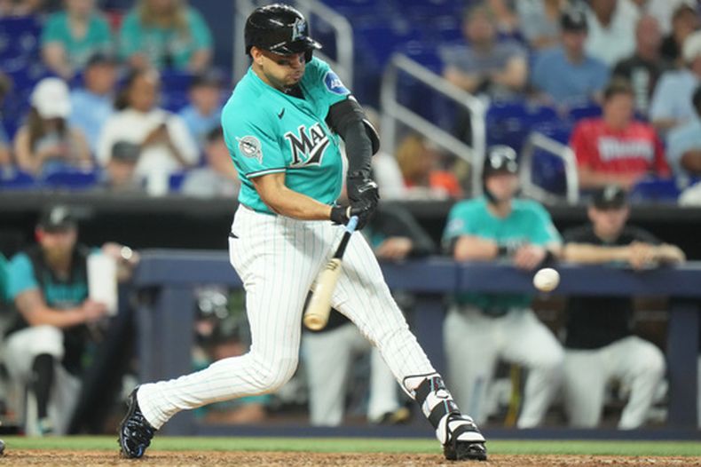 Christopher Morel de los Marlins de Miami batea un sencillo en la novena entrada ante los Mets de Nueva York el domingo 24 de mayo del 2026. (AP Foto/Lynne Sladky)