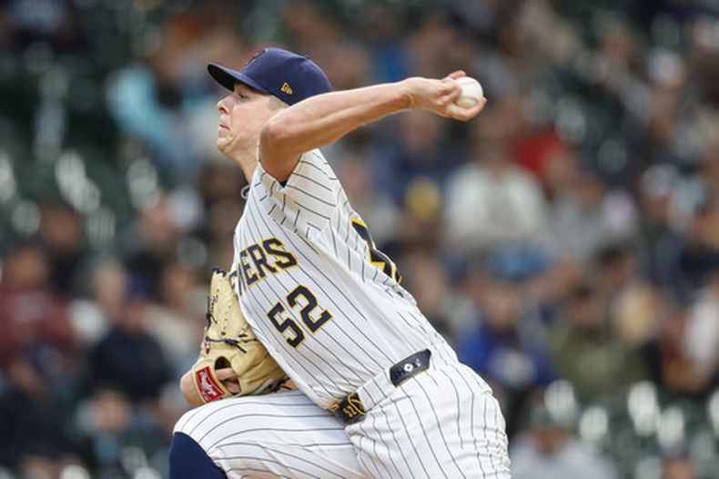El lanzador de los Cerveceros de Milwaukee, Kyle Harrison (52), lanza durante la primera entrada de un partido de béisbol contra los Piratas de Pittsburgh, el domingo 26 de abril de 2026, en Milwaukee. (AP Foto/Jeffrey Phelps)