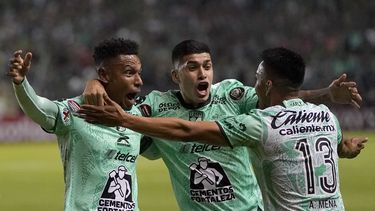 William Tesillo (izquierda) celebra con sus compañeros Adonis Frías (centro) y Ángel Mena tras anotar el primer gol del León en el partido contra Los Ángeles FC durante la ida de la final de la Liga de Campeones de la CONCACAF, el miércoles 31 de mayo de 2023, en Guanajuato, México. (AP Foto/Eduardo Verdugo)