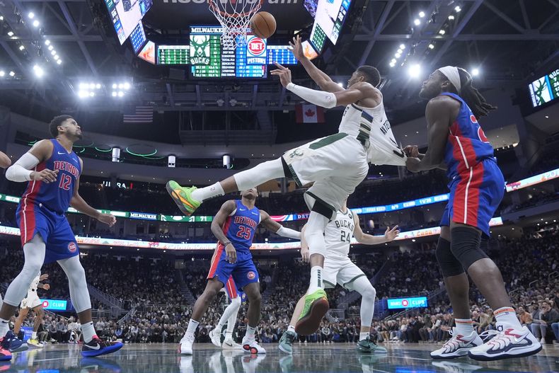 Isaiah Stewart, derecha, de los Pistons de Detroit, da un jalón a Giannis Antetokounmpo, de los Bucks de Milwaukee, durante la segunda mitad del juego de baloncesto de la NBA, el miércoles 13 de noviembre de 2024, en Milwaukee. Stewart fue expulsado del partido. (AP Foto/Morry Gash)