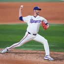 El pitcher de los Rangers de Texas Chris Martin lanza en la séptima entrada ante los Angelinos de Los Ángeles el martes 7 de julio del 2026. (AP Foto/Julio Cortez)