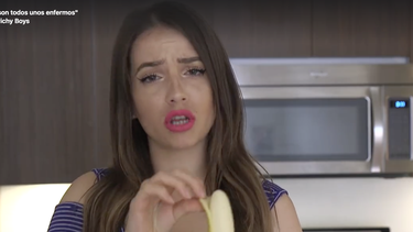 la mai demuestra con una banana que los hombres son unos pervertidos