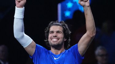 Carlos Alcaraz del Equipo de Europa celebra al vencer a Taylor Fritz del Equipo del Mundo en el encuentro de la Copa Laver el sábado 26 de septiembre del 2026. (AP Foto/Maja Smiejkowska)