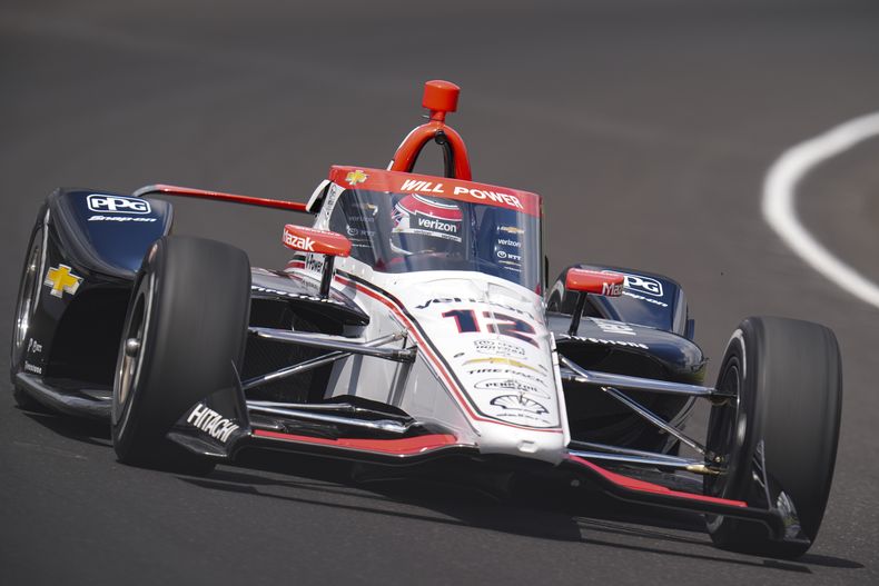El australiano Will Power toma la primera curva de la clasificación para las 500 Millas de Indianápolis, el sábado 18 de mayo de 2024 (AP Foto/Michael Conroy)