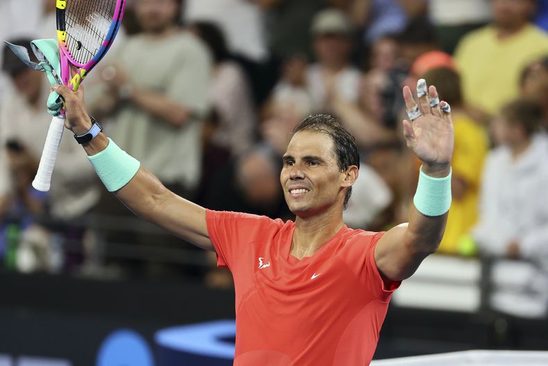 El español Rafael Nadal reacciona tras ganar su encuentro de primera ronda en Brisbane y el primero en casi 12 meses ante el austriaco Dominic Thiem 7-5, 6-1 el martes 2 de enero del 2024. (AP Foto/Tertius Pickard)